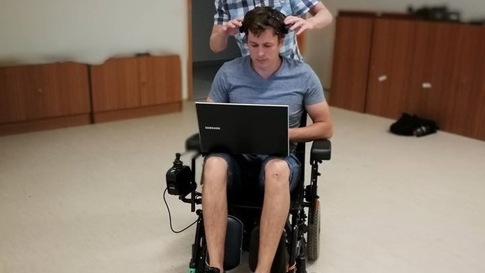 Invalidný vozík ovládaný myšlienkami.
