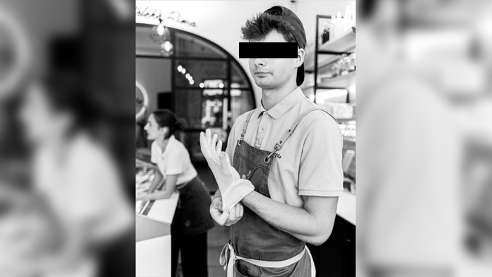 Kolegovia sa lúčia s Andrejom. 