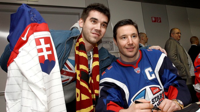 Na snímke kapitán výberu Západ Iľja Kovaľčuk sa fotí s fanúšikom so slovenským dresom počas autogramiády  pred Zápasom hviezd Ko