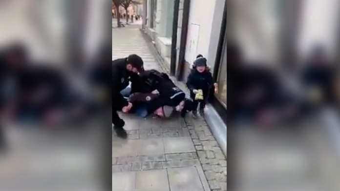 Tvrdý zásah polície v Česku pred očami malého chlapca