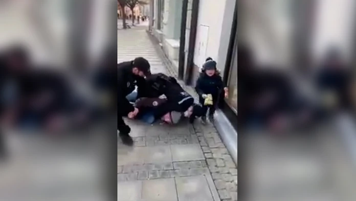 Tvrdý zásah polície v Česku pred očami malého chlapca