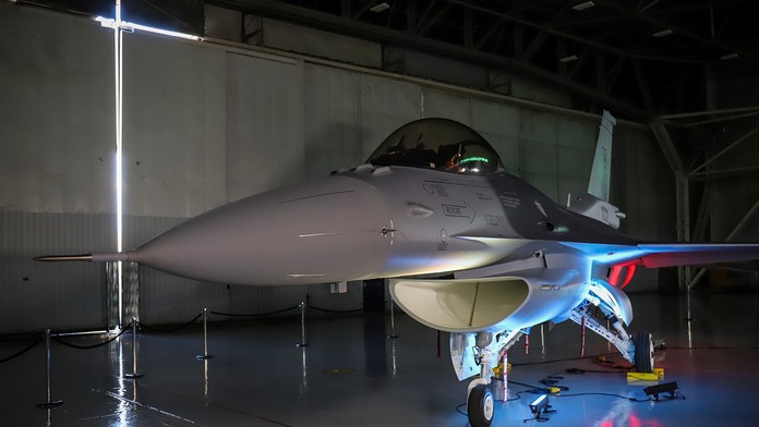 Na snímke prvá stíhačka F-16 so slovenským znakom.