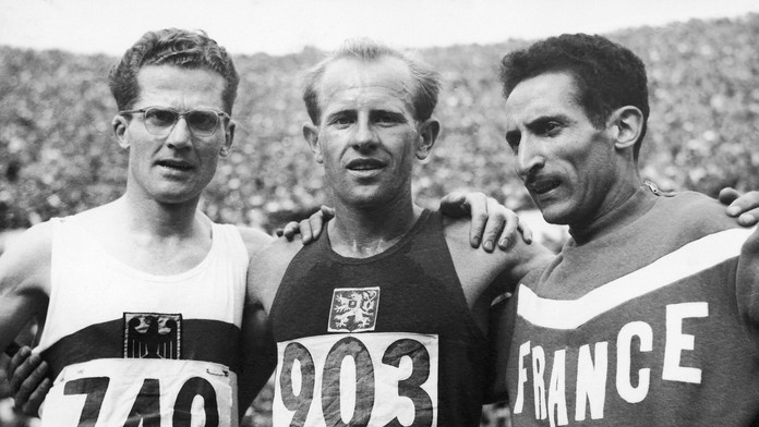 Emil Zátopek pózuje v cieli po triumfe na 5000m trati na OH 1952 v Helsinkách.