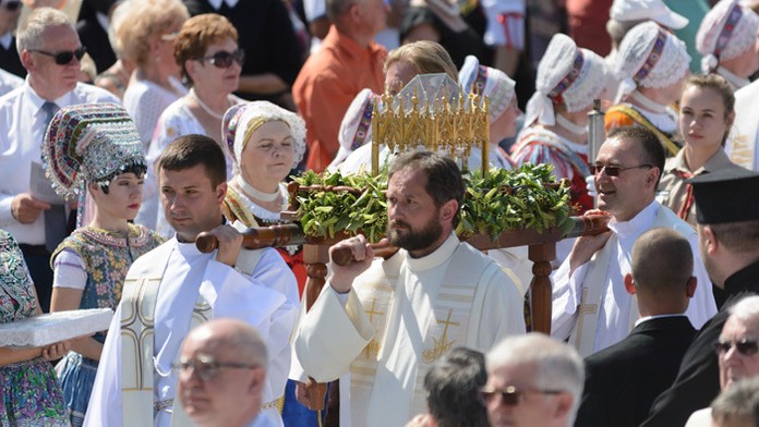 Vzácny relikviár drobnými úlomkami kostí ramena svätého Cyrila.