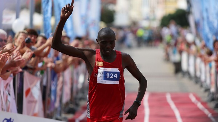 Na snímke víťazný keňský bežec Wilson Wambugu Kamau. 