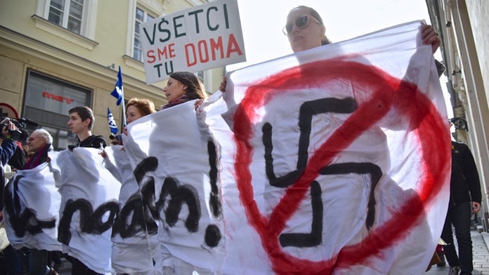 Účastníci pochodu proti fašizmu počas antifašistickej demonštrácie. 