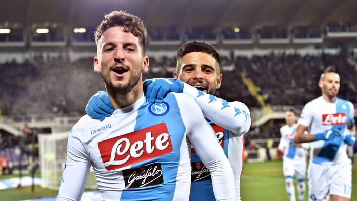 Šťastný strelec Neapola Dries Mertens oslavuje gól do siete Fiorentiny so spoluhráčom Lorenzom Insignem. 