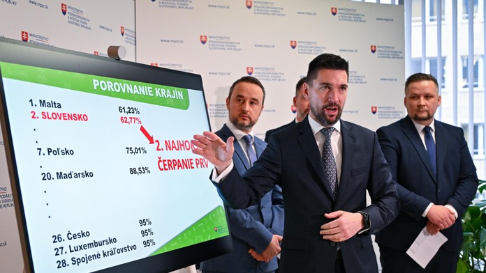 Richard Takáč na tlačovej konferencii