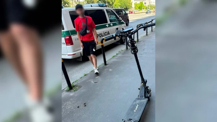 Policajti náhodne objavili nelegálneho migranta. 