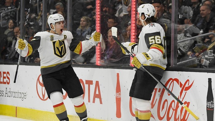 Erik Haula (vpravo) z Fínska oslavuje gól so spoluhráčom z Las Vegas Davidom Perronom.