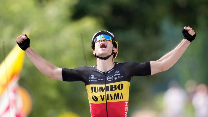 Wout van Aert sa raduje z triumfu v 11. etape na Tour de France.