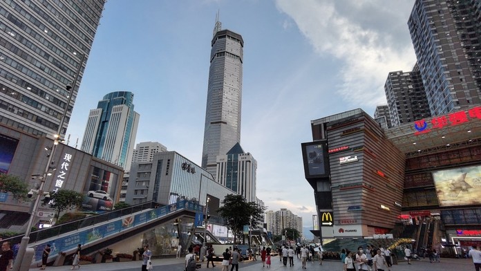 Mrakodrap SEG Plaza v meste Šen-čen museli evakuovať pre otrasy.