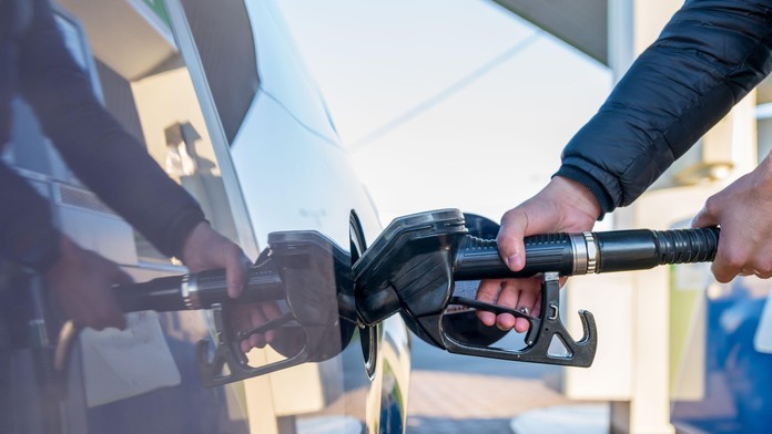 Muž tankuje benzín na pumpe 