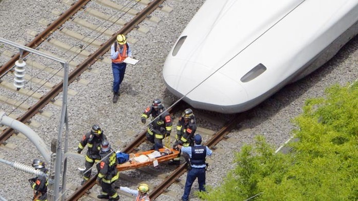 Život jedného muža a jednej ženy, ako aj približne 20 zranených si vyžiadal incident na palube japonského rýchlovlaku Šinkansen.