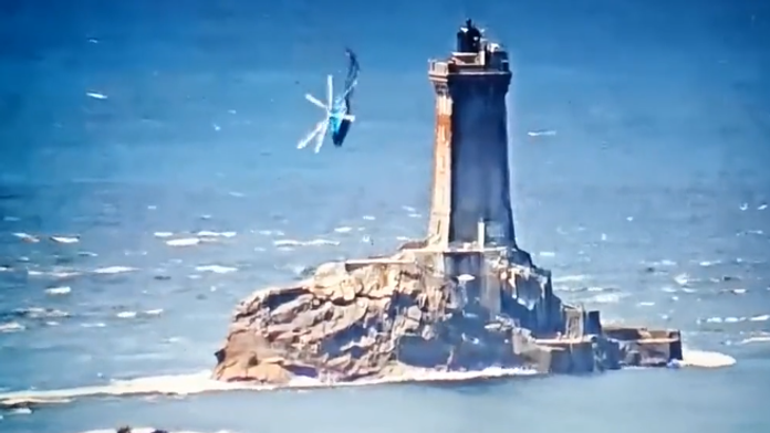 VIDEO: Pilot sa s vrtuľníkom rútil k zemi. V poslednej chvíli predviedol skvelý manéver