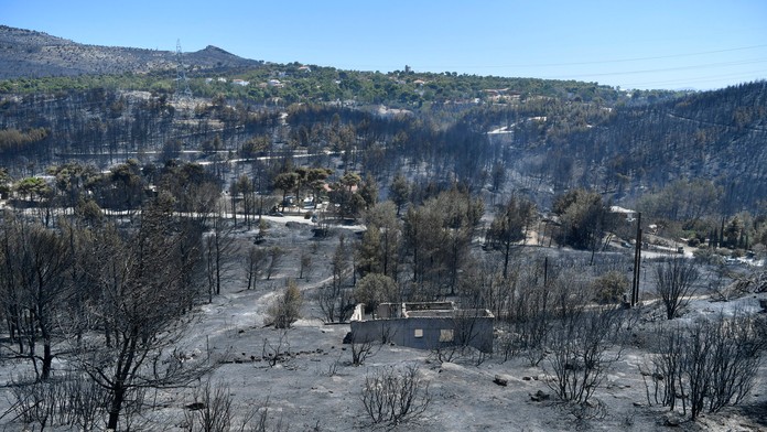 Veľký požiar pri Aténach sa podarilo uhasiť, stále však hrozí vznietenie