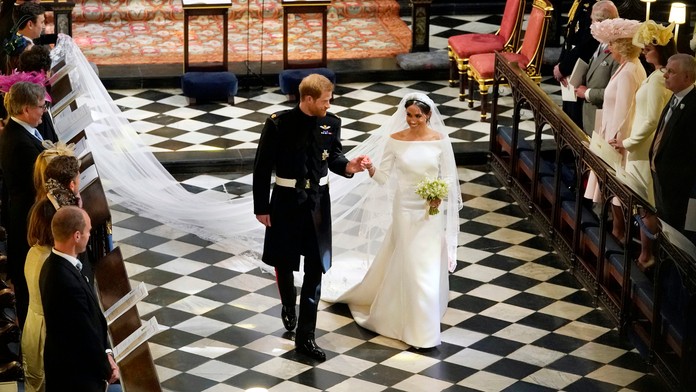 Mladomanželia vojvodkyňa a vojvoda zo Sussexu.