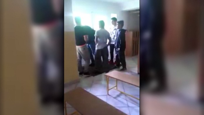 Záber z brutálneho videa.