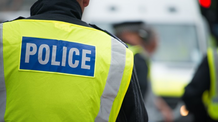 VIDEO: Skupina policajtov zatkla vydesenú 16-ročnú autistku. Previniť sa mala homofóbnou poznámkou voči policajtke