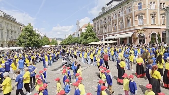 Na snímke tanečníci v žlto-modrých tričkách v Košiciach, ktorí tancovali štvorylku.