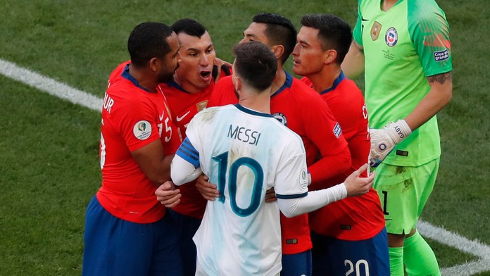 Znechutený Messi odchádza z ihriska po červenej karte.