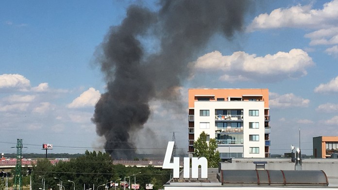 Pohľad na dym na uliciach Vrakunská cesta – Hradská v Bratislave, kde horí porast.