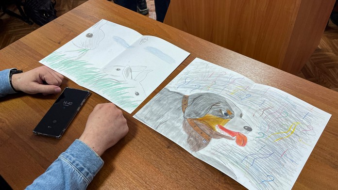 Ruské dievča, ktorej protivojnový obrázok spôsobil uväznenie otca, je v opatere matky