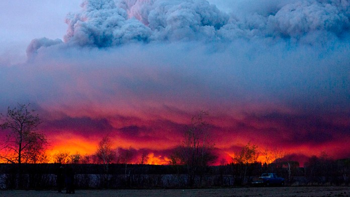 V západokanadskej provincii Alberta vyhlásili v stredu stav ohrozenia v súvislosti s mohutným lesným požiarom.