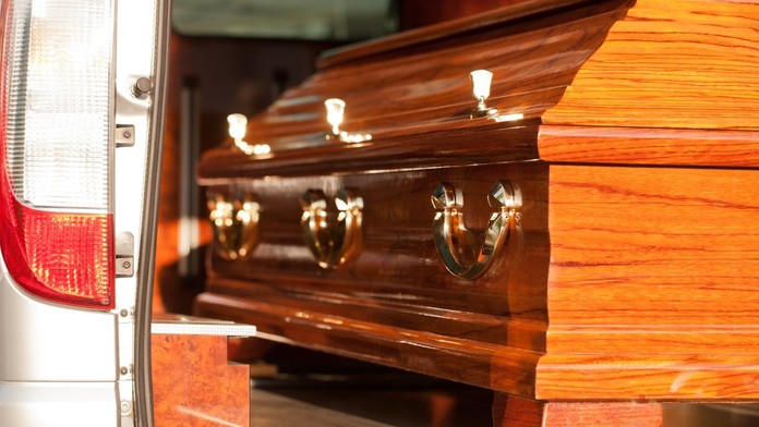 Prípad, aký nemá obdoby. Polícia zastavila smútočný sprievod, neuveríte, čo sa z neho vykľulo