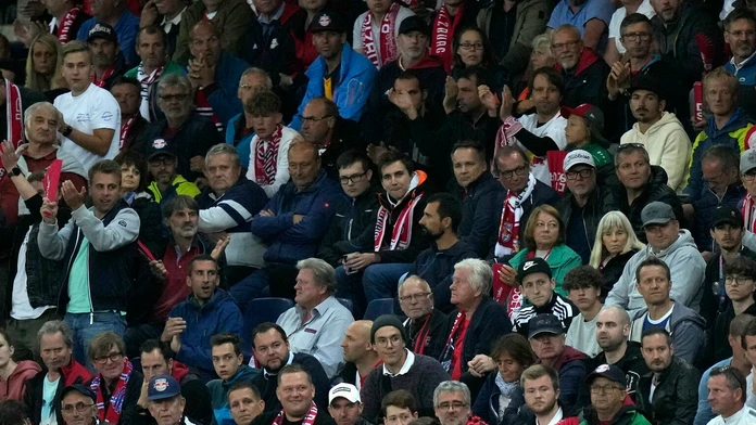 Fanúšikovia na tribúnach.