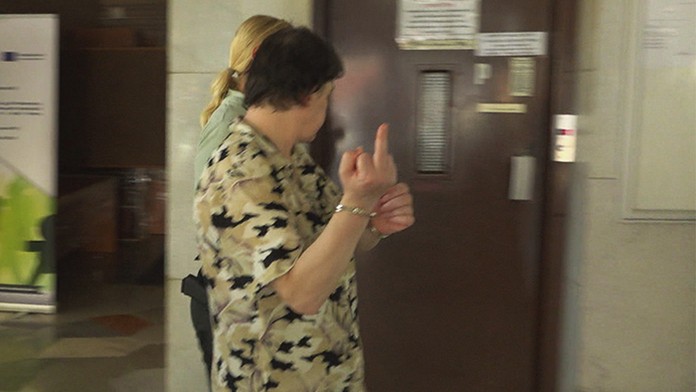 Majiteľka spievajúceho domu ukazuje novinárom hanlivé gesto