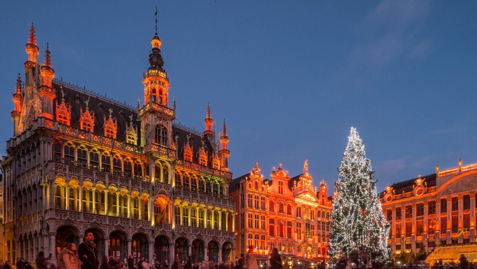 Vianočný strom a svetelná výzdoba na budovách na Veľkom námestí v Bruseli. (archív 2014)