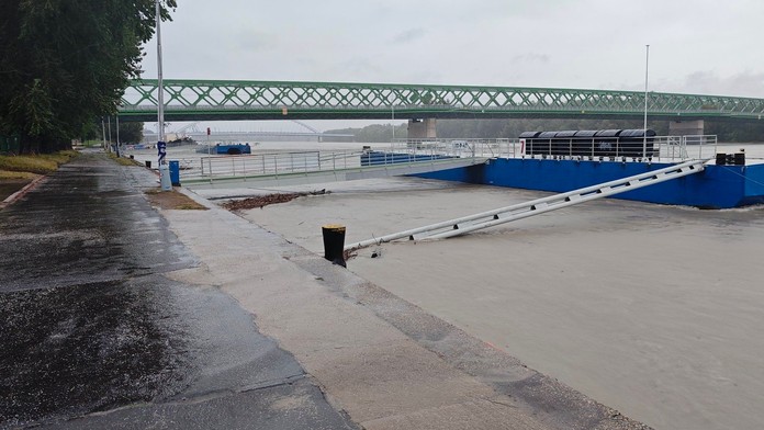 Dunaj by mal kulminovať na úrovni 930 centimetrov. Stavajú sa zábrany