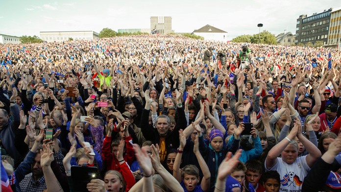 Islandskí fanúšikovia počas privítania svojich "hrdinov" z ME.