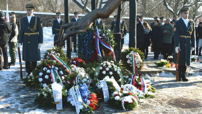 Pamätník v obci Hejce.