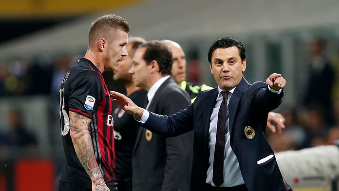 Juraj Kucka dostáva pokyny od trénera AC Miláno Vincenza Montelu.