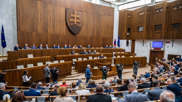 Parlament ukončil schôdzu. Dôvodom bolo neschválenie programu