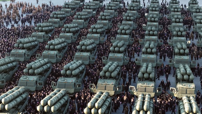 Chce odstrašiť nepriateľov. KĽDR predstavila nový obrovský raketomet schopný vystreľovať jadrové zbrane