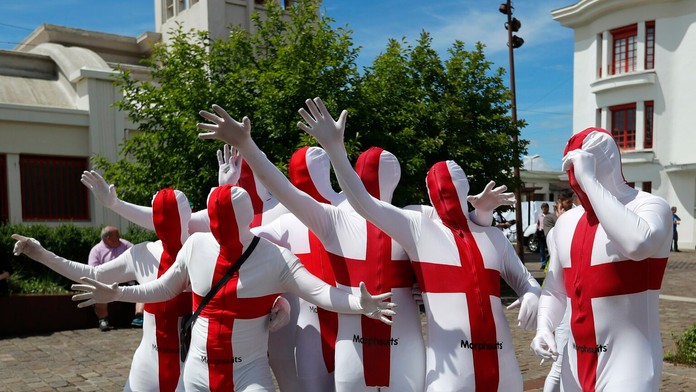 Anglickí fanúšikovia pred duelom s Walesom na ME vo Francúzsku.