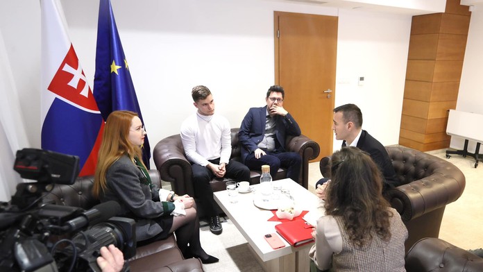 Tomáš Drucker na stretnutí so študentmi.