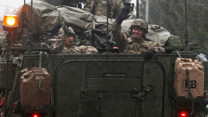 Americkí vojaci mávajú pri prejazde konvoja americkej armády v českom meste Harrachov.