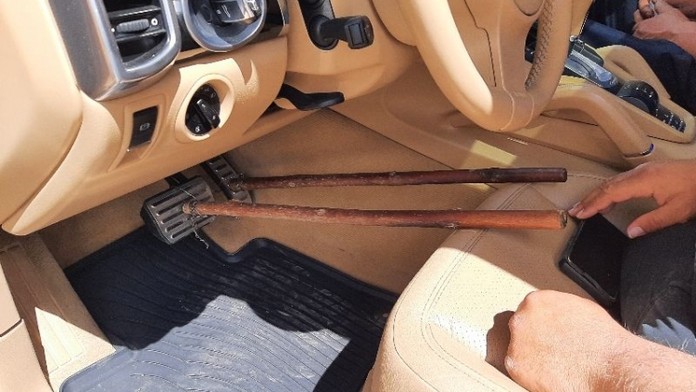 Maďarskí policajti zastavili beznohého vodiča. Porsche Cayenne riadil drevenými palicami