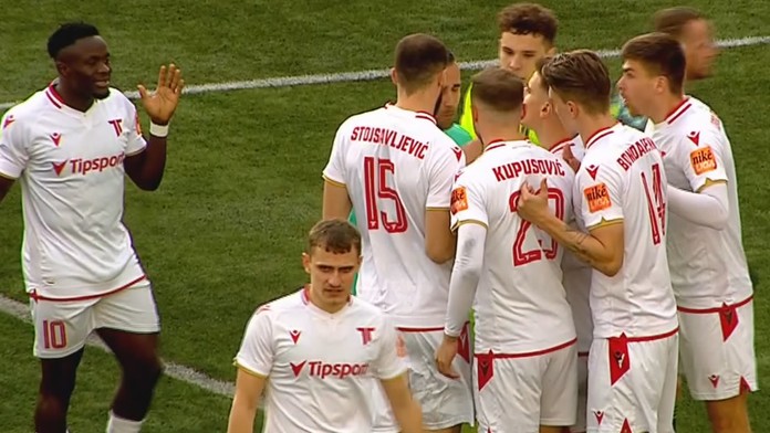 Primátor Trenčína nečakane vypenil na rozhodcu. Rozčúlila ho penalta v prospech Slovana  (+ video)