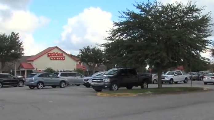 Dievčatko zomieralo odviživené v aute, jej rodičia jedli v reštaurácii.