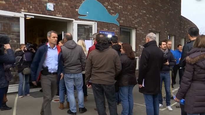 Voliči čakajú pred volebnými miestnosťami.