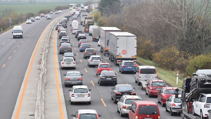 Ilustračná snímka diaľnice D1 v smere od Trnavy do Bratislavy.