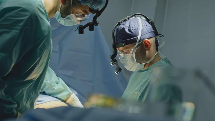 Myslela si, že zomrie. V tele jej tri mesiace hnili 18-centimetrové chirurgické nožnice