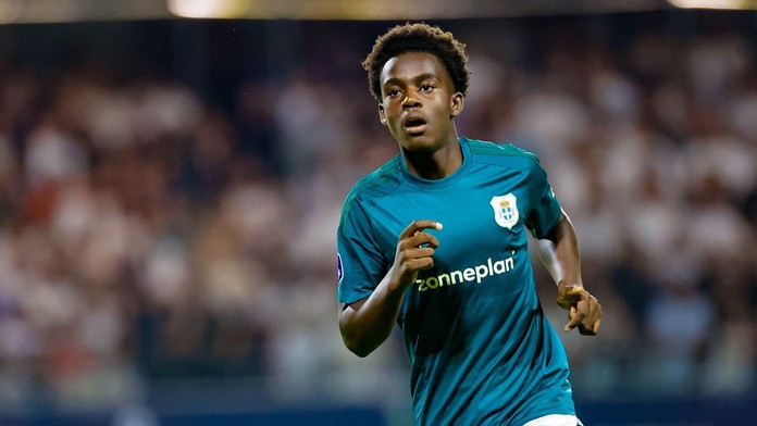 VIDEO: V Holandsku sa prepisovala história. Debutoval len 15-ročný futbalista