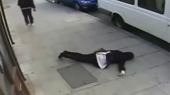 Moslimku napadol zozadu muž.