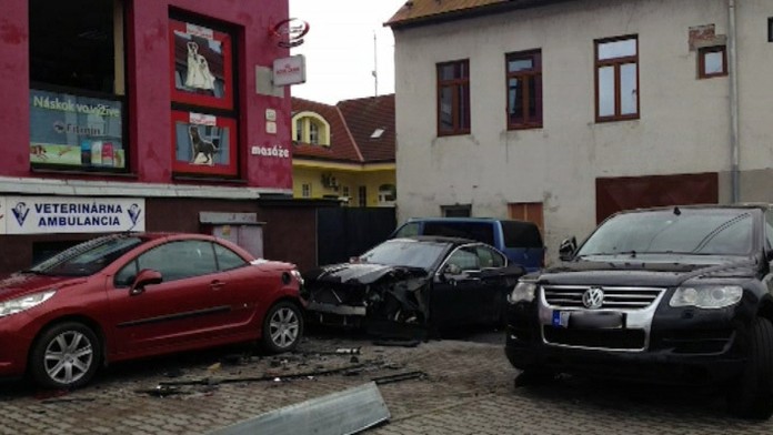 Vybuchnuté auto vo Zvolene.jpg